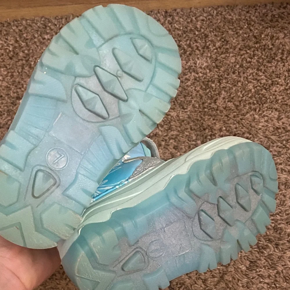 Frozen Themed Toddler Snow Boots that Light up! - Picture 8 of 10